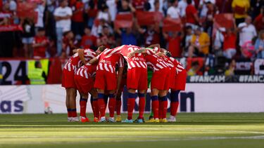 Soccer Football - LaLiga - Sevilla v Atletico Madrid - Ramon Sanchez Pizjuan, Seville, Spain - October 1, 2022 Atletico Madrid players huddle before the match REUTERS/Marcelo Del Pozo