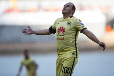 Esta imagen muestra a Cuauhtémoc Blanco en su emotivo partido de despedida, disputado el 5 de marzo de 2016 con el Club América, el equipo donde comenzó su carrera profesional. Usó el número 100 como símbolo de homenaje y celebración, marcando el cierre de una trayectoria histórica. 