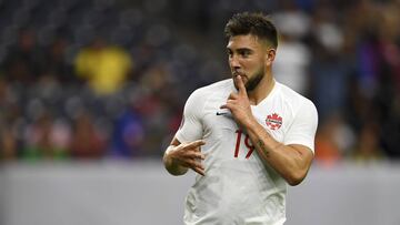 El delantero canadiense elogió la manera en que se ha tratado el brote del COVID-19 en su nación y aseguró que por algo son primermundistas.