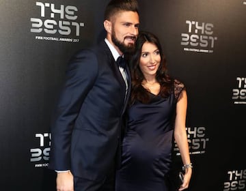 Olivier Giroud y su mujer embarazada Jennifer, en los The Best 2017