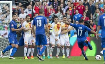 Chiellini marcó el 1-0 tras el rechace en este remate de falta de Eder.