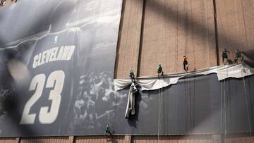 Retirado el póster de LeBron en Cleveland tras su marcha a L.A.