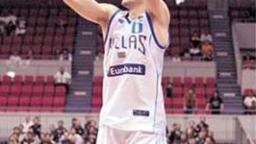 <b>DEFINITIVO. </b>Zisis se levanta para anotar el triple del triunfo.