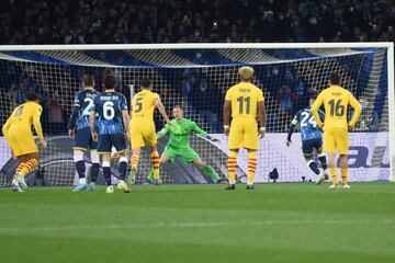 1-2. Lorenzo Insigne marca de penalti el primer gol.