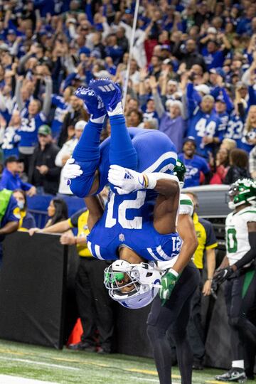 Nyheim Hines celebra de esta espectacular manera su touchdown conseguido en el primer cuarto del partido que enfrentaba a su equipo, los Indianapolis Colts, contra los New York Jets. El corredor fue uno de los jugadores destacados.