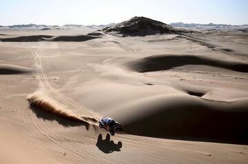 La octava etapa del Rally Dakar 2020 fue un bucle en Wadi Al Dawasir y la mayoría de los kilómetros de la especial discurrieron entre dunas por las que los pilotos de coches, side by side y camiones navegaron a gran velocidad. Carlos Sainz, piloto de Mini, en la imagen superior, protagonizó impresionantes saltos sobre la arena saudí.