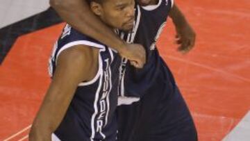 Serge Ibaka felicita a su compañero Kevin Durant después de que este logrará la canasta que dio la victoria a los Thunder..