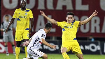 GC. Funchal (Portugal), 01/10/2016.- Nacional's Salvador Agra (C) in action against FC Porto's Hector Herrera (R) during the Portuguese First League soccer match between Nacional Funchal and FC Porto at Madeira stadium in Funchal, Portugal, 01 October 2016. EFE/EPA/GREGORIO CUNHA