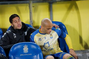 Sandro, esta noche, en el momento de sentarse en el banquillo tras caerse por lesi¨®n del equipo titular.