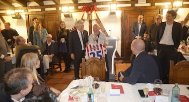 Pequeño homenaje del Atlético de Madrid, con Enrique Cerezo a la cabeza, para nuestro compañero fotógrafo, Chema Díaz, que se acaba de jubilar. 



