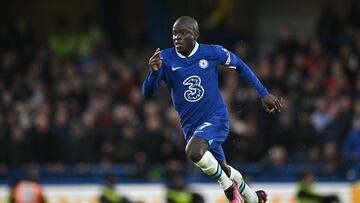 N'Golo Kanté, jugador del Chelsea, conduce el balón ante el Aston Villa.