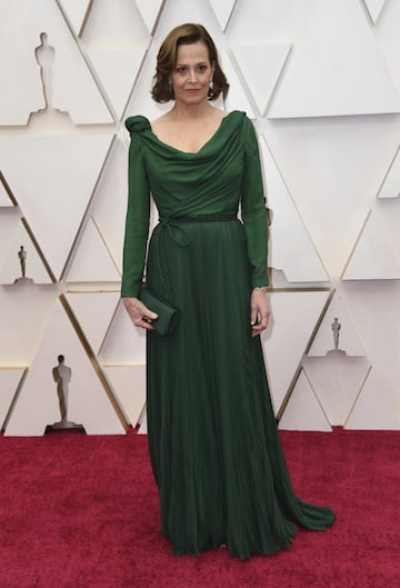 La actriz Sigourney Weaver con un vestido largo verde esmeralda y un 'clutch' de la misma tonalidad. 