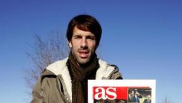 <b>EL ADIÓS. </b>A las 9:30 horas, Ruud posó con la portada de AS. A las 15:00 era presentado en Alemania.