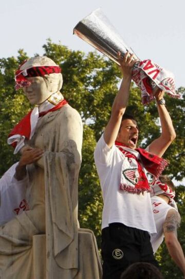 Los jugadores del Sevilla en la estatua de Hispalis en la Puerta de Jerez.