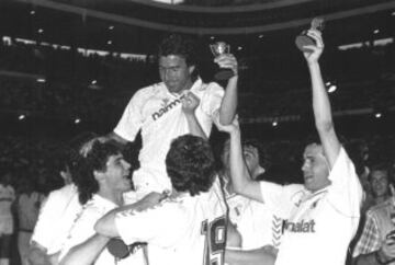 Los jugadores del Real Madrid, entre ellos Juanito, celebran la consecución de la Liga 1986-87.