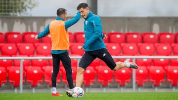 Yuri Berchiche entrenando en Lezama.
