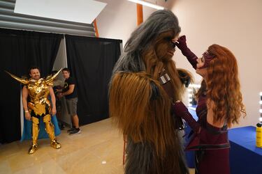 Entre bambalinas: los cosplayers perfeccionan sus disfraces antes de mostrar su arte al público.