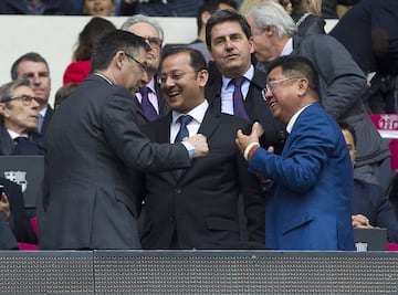 Josep Maria Bartomeu en el Palco con Anil Murthy y Koh kim Huat 