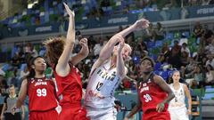 Ann Wauters ante la defensa de Maki Takada, Monica Okoye y Evelyn Mawuli.