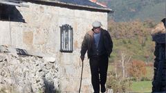 Un anciano camina por la zona de la ruta de Los Ancares, en Lugo, Galicia, (Espa&ntilde;a), a 31 de octubre de 2020. La sierra de Os Ancares, situada en el este de la provincia de Lugo, en la frontera con las comunidades vecinas de Castilla y Le&oacute;n 