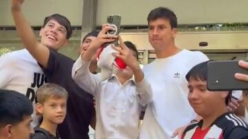 Gonzalo Tapia salió del chequeo médico y la reacción de los hinchas de River emociona a Chile