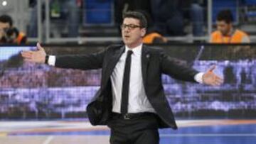 El entrenador del Uxue Bilbao Basket, el griego Fotsis Katsikaris, durante el partido de cuartos de final de la Copa del Rey de baloncesto que Herbalife Gran Canaria y Uxue Bilbao Basket disputan esta noche en el pabell&oacute;n Fernando Buesa, en Vitoria.