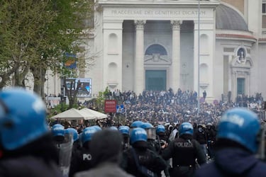 El Derbi della Capitale vuelve a generar violencia en los alrededores del Olímpico. La policía dispersó con gases lacrimógenos y cañones de agua a los ultras de Lazio y Roma en la zona de Ponte Milvio.
