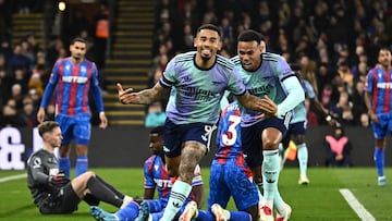 Gabriel Jesus celebra un gol con Gabriel Magalhaes.