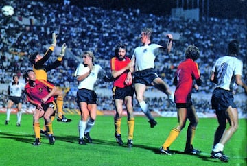 Los aficionados alemanes no confiaban en “La jirafa” Hrubesch para la Eurocopa 1980. El delantero silenciaba esas críticas con dos goles en la gran final ante una combativa Bélgica. El primero, un golpeo con la derecha tras una jugada de Schuster. En el último minuto anotó el segundo y definitivo tanto para los germanos tras un córner ejecutado por Rummenigge. Era el segundo trofeo para Alemania Federal, con un protagonista que se convirtió en revelación del torneo: Bernd Schuster.