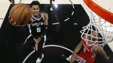 DeJounte Murray lanza durante el partido entre los San Antonio Spurs y los Houston Rockets.