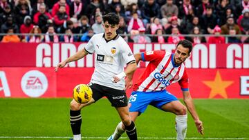 Girona, 02/12/2023. El defensa del Girona Èric García (d), disputa una posesión ante Diego López, delantero del Valencia durante el partido correspondiente a la jornada 15 de LaLiga que ambos clubes disputan este sábado en el estadio municipal de Montilivi. EFE/ David Borrat
