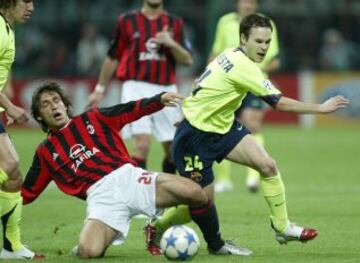 Partido de semifinal de Champions League de 2006 contra el Milan. En la foto peleando con Andrea Pirlo.