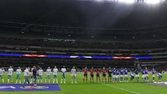 Jugadores de Le&oacute;n y Cruz Azul durante la ceremonia protocolaria de la Liga MX