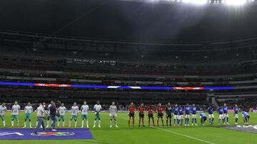 Jugadores de Le&oacute;n y Cruz Azul durante la ceremonia protocolaria de la Liga MX