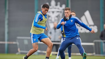 Marcos Paulo trata de superar al delantero Mr¨¢z durante un entrenamiento del Mirand¨¦s.