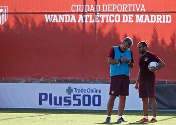 Óscar Fernández y Luis Piñedo, derecha, en el Atlético B de 2016. 