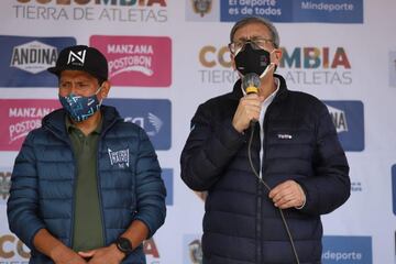 El ciclista colombiano del Arkéa - Samsic, acompañó a las ciclistas en la salida de la primera etapa de La Vuelta a Colombia Femenina, que tendrá la participación de 134 ciclistas pertenecientes a 24 equipos de todo el país y que competirán por el título del 7 al 11 de noviembre.