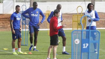 Marcelino, preparando el duelo de Champions con sus jugadores en Paterna.