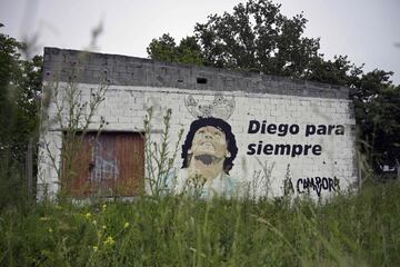 Mural de Diego Armando Maradona en una pared de la ciudad de Chascomús, provincia de Buenos Aires, Argentina.