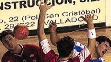 <b>IMPENETRABLE.</B> Delgado Ávila choca con la defensa leonesa.