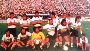 Colo Colo ganó el título de 1996 con este equipo. Arriba de izquierda a derecha: Emerson Pereira, Fabián Guevara, Pedro Reyes, Juan Carlos González y Marcelo Espina. Abajo: Francisco Fernández, Marcelo Barticciotto, Marcelo Ramírez, José Luis Sierra, Fernando Vergara e Ivo Basay.