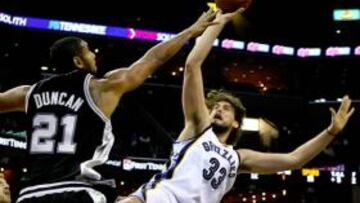 <b>OFICIAL Y CABALLERO. </b>Marc se gana los galones ante Tim Duncan.