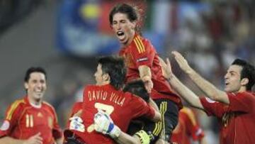 <b>ESPAÑA 0 - ITALIA 0.</b> Podemos ganar la Eurocopa. España sufrió durante 120 minutos sin poder marcar, pero defendió bien los ataques italianos. En los penaltis surgió la figura de Iker Casillas para ganar a la campeona del mundo y pasar a las semifinales.