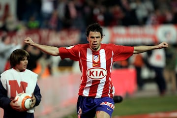 Mateja Kezman celebra un gol con el Atlético con Álvaro Morata de recogepelotas.