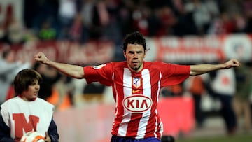 Mateja Kezman celebra un gol con el Atlético con Álvaro Morata de recogepelotas.