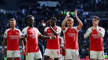 London (United Kingdom), 28/04/2024.- Arsenal players celebrate their 3-2 win over Tottenham after the English Premier League soccer match between Tottenham Hotspur against Arsenal FC in London, Britain, 28 April 2024. (Reino Unido, Londres) EFE/EPA/ANDY RAIN EDITORIAL USE ONLY. No use with unauthorized audio, video, data, fixture lists, club/league logos, 'live' services or NFTs. Online in-match use limited to 120 images, no video emulation. No use in betting, games or single club/league/player publications.
