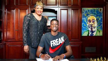 Alex Antetokounmpo firma su contrato con el UCAM Murcia.
