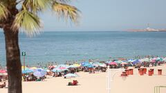 Imagen de la playa de la Victoria el día en el que el alcalde de Cádiz, Bruno García (PP), ha anunciado a el cierre de las duchas existentes en las playas de la localidad, a 11 de agosto de 2023 en Cádiz (Andalucía, España). Las duchas dejarán de estar operativas para su uso, a exepción de las que se encuentren en los módulos para personas con movilidad reducida, y se mantendrá disponibles con agua los lavapiés. Esta medida se llevará a cabo a partir del lunes 14 de agosto.
11 AGOSTO 2023
Rocío Ruz / Europa Press
11/08/2023