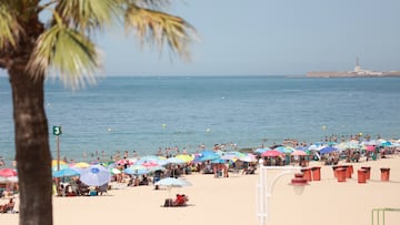 Imagen de la playa de la Victoria el día en el que el alcalde de Cádiz, Bruno García (PP), ha anunciado a el cierre de las duchas existentes en las playas de la localidad, a 11 de agosto de 2023 en Cádiz (Andalucía, España). Las duchas dejarán de estar operativas para su uso, a exepción de las que se encuentren en los módulos para personas con movilidad reducida, y se mantendrá disponibles con agua los lavapiés. Esta medida se llevará a cabo a partir del lunes 14 de agosto.
11 AGOSTO 2023
Rocío Ruz / Europa Press
11/08/2023