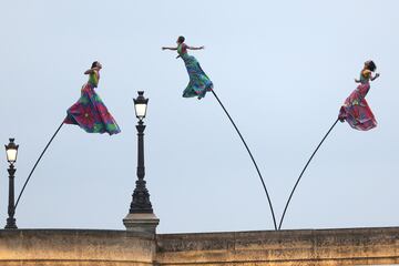 Artistas actuando en uno de los puentes del ríos Sena durante la ceremonia de apertura de los Juegos Olímpicos de París.